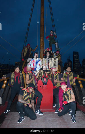 L-R : Noël en pot, Verne Troyer, Marcus Brigstocke, George ure et les membres de l'impeccable, Londres, Royaume-Uni. Photocall à bord du Golden Hinde II pour la Noël Peter Pan panto au New Wimbledon Theatre. Le spectacle se déroule du 5 décembre 2015 au 10 janvier 2016. Avec Verne Troyer comme nobles du Pirate, Marcus Brigstocke comme Capitaine Crochet, Noël en pot comme Smee, George Ure que Peter Pan et sans défaut en tant que pirate de l'équipage. Banque D'Images