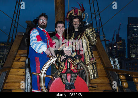 L-R : Noël en pot, George Ure, Verne Troyer et Marcus Brigstocke. Photocall à bord du Golden Hinde II pour la Noël Peter Pan panto au New Wimbledon Theatre. Le spectacle se déroule du 5 décembre 2015 au 10 janvier 2016. Avec Verne Troyer comme nobles du Pirate, Marcus Brigstocke comme Capitaine Crochet, Noël en pot comme Smee, George Ure que Peter Pan et sans défaut en tant que pirate de l'équipage. Banque D'Images