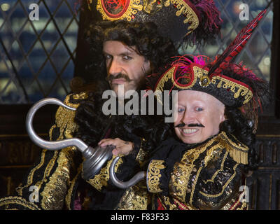 Marcus Brigstocke et Verne Troyer. Photocall à bord du Golden Hinde II pour la Noël Peter Pan panto au New Wimbledon Theatre. Le spectacle se déroule du 5 décembre 2015 au 10 janvier 2016. Avec Verne Troyer comme nobles du Pirate, Marcus Brigstocke comme Capitaine Crochet, Noël en pot comme Smee, George Ure que Peter Pan et sans défaut en tant que pirate de l'équipage. Banque D'Images