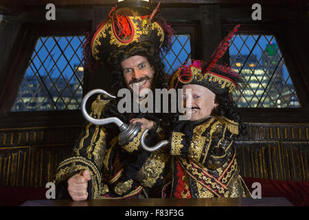 Marcus Brigstocke et Verne Troyer. Photocall à bord du Golden Hinde II pour la Noël Peter Pan panto au New Wimbledon Theatre. Le spectacle se déroule du 5 décembre 2015 au 10 janvier 2016. Avec Verne Troyer comme nobles du Pirate, Marcus Brigstocke comme Capitaine Crochet, Noël en pot comme Smee, George Ure que Peter Pan et sans défaut en tant que pirate de l'équipage. Banque D'Images