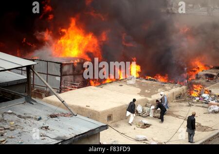 Kaboul, Afghanistan. 5 déc, 2015. Les pompiers pour éteindre un incendie dans un marché à Kaboul, capitale de l'Afghanistan, le 5 décembre, 2015. Plusieurs boutiques se tourna vers cendres comme un énorme incendie a ravagé un marché dans un quartier d'affaires principal dans le centre de Kaboul samedi matin, a annoncé la police. Credit : Omid/Xinhua/Alamy Live News Banque D'Images