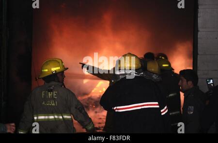 Kaboul, Afghanistan. 5 déc, 2015. Les pompiers pour éteindre un incendie dans un marché à Kaboul, capitale de l'Afghanistan, le 5 décembre, 2015. Plusieurs boutiques se tourna vers cendres comme un énorme incendie a ravagé un marché dans un quartier d'affaires principal dans le centre de Kaboul samedi matin, a annoncé la police. Credit : Omid/Xinhua/Alamy Live News Banque D'Images