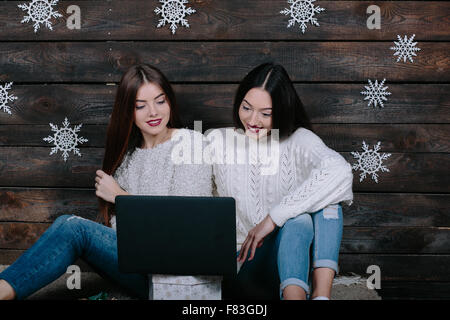 Deux belles filles de l'emplacement sur le plancher Banque D'Images