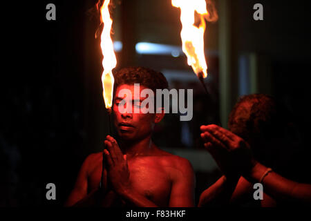 Afficher d'avaler du feu pour les touristes en ville Kandy Banque D'Images