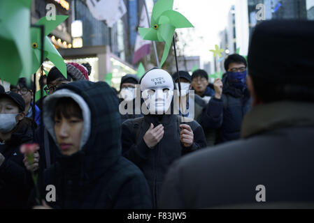 Séoul, Corée du Sud. 5 déc, 2015. Un manifestant porte un masque lors d'une manifestation à Séoul. Après des manifestations précédentes, le président Park Geun-hye, contre des manifestants qui portaient des masques aux membres de l'État islamique. Credit : ZUMA Press, Inc./Alamy Live News Banque D'Images