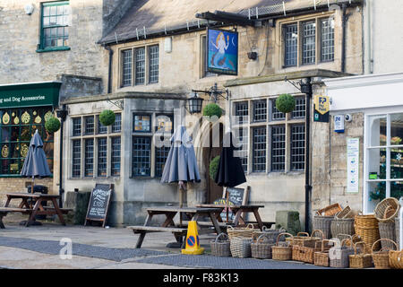 L'Angleterre est plus jolie petite ville médiévale à la passerelle Burford Cotswolds Banque D'Images