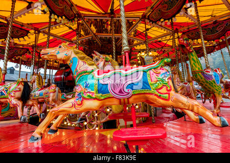 Les chevaux du Carrousel au terrain de jeux. Banque D'Images