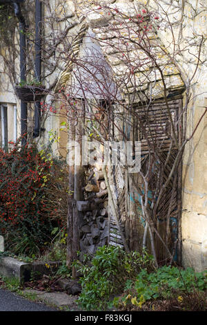 Portes avant unique rustique sur chalets dans les Cotswolds Banque D'Images