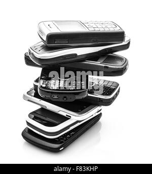 Une collection de vieux téléphones cellulaires mobiles sur un fond blanc Banque D'Images