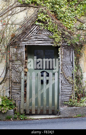 Portes avant unique rustique sur chalets dans les Cotswolds Banque D'Images