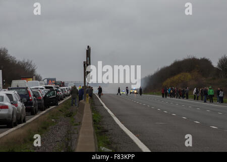 Bristol, Royaume-Uni. Le 05 mai 2015. Un coach le feu sur la M4 en direction est près de Bristol a fermé l'autoroute dans les deux sens : Crédit photographique à vue/Alamy Live News Banque D'Images