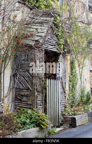 Portes avant unique rustique sur chalets dans les Cotswolds Banque D'Images