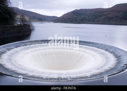 Le DERBYSHIRE UK - 06 Oct : Ladybower reservoir évasement le bouchon de trou et évacuer le 16 février 2014 tour dans le Peak District Banque D'Images