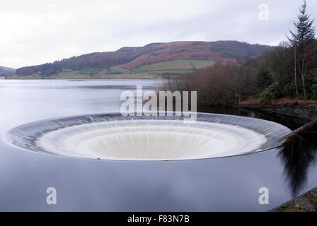 Le DERBYSHIRE UK - 06 Oct : Ladybower reservoir évasement le bouchon de trou et évacuer le 16 février 2014 tour dans le Peak District Banque D'Images