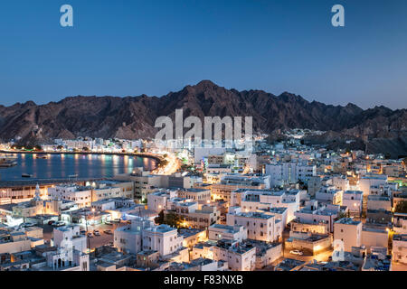 Crépuscule sur le district de Mutrah et les montagnes environnantes à Muscat, capitale du Sultanat d'Oman. Banque D'Images