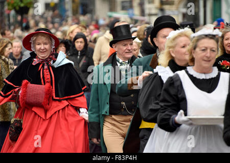 Rochester, Kent, le 5 décembre. Le premier jour du week-end annuel du festival de Noël de Dickens commence avec des défilés en bas de la rue principale, la musique et du divertissement pour les milliers de visiteurs - avec un peu de neige artificielle Crédit : PjrNews/Alamy Live News Banque D'Images