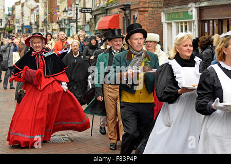 Rochester, Kent, le 5 décembre. Le premier jour du week-end annuel du festival de Noël de Dickens commence avec des défilés en bas de la rue principale, la musique et du divertissement pour les milliers de visiteurs - avec un peu de neige artificielle Crédit : PjrNews/Alamy Live News Banque D'Images