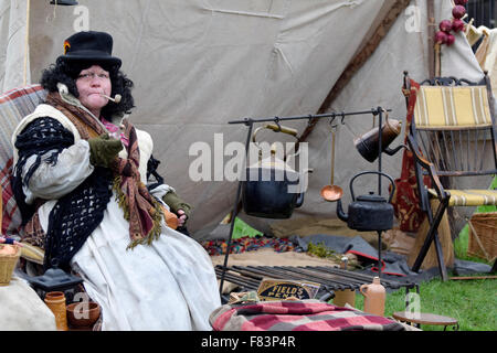 Rochester, Kent, le 5 décembre. Le premier jour du week-end annuel du festival de Noël de Dickens commence avec des défilés en bas de la rue principale, la musique et du divertissement pour les milliers de visiteurs - avec un peu de neige artificielle Crédit : PjrNews/Alamy Live News Banque D'Images