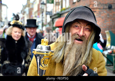 Rochester, Kent, le 5 décembre. Le premier jour du week-end annuel du festival de Noël de Dickens commence avec des défilés en bas de la rue principale, la musique et du divertissement pour les milliers de visiteurs - avec un peu de neige artificielle Crédit : PjrNews/Alamy Live News Banque D'Images