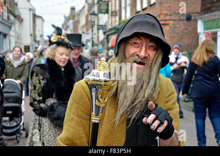 Rochester, Kent, le 5 décembre. Le premier jour du week-end annuel du festival de Noël de Dickens commence avec des défilés en bas de la rue principale, la musique et du divertissement pour les milliers de visiteurs - avec un peu de neige artificielle Crédit : PjrNews/Alamy Live News Banque D'Images