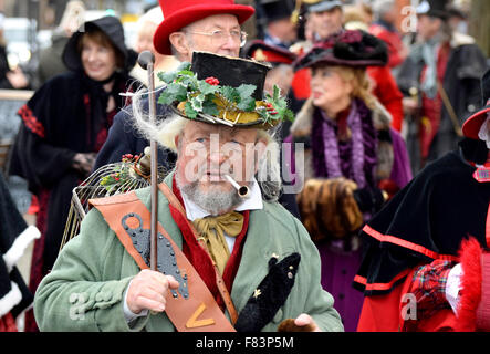 Rochester, Kent, le 5 décembre. Le premier jour du week-end annuel du festival de Noël de Dickens commence avec des défilés en bas de la rue principale, la musique et du divertissement pour les milliers de visiteurs - avec un peu de neige artificielle Crédit : PjrNews/Alamy Live News Banque D'Images