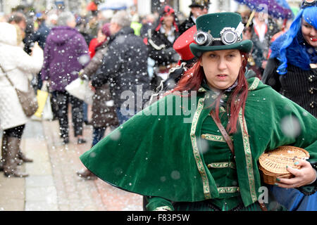 Rochester, Kent, le 5 décembre. Le premier jour du week-end annuel du festival de Noël de Dickens commence avec des défilés en bas de la rue principale, la musique et du divertissement pour les milliers de visiteurs - avec un peu de neige artificielle Crédit : PjrNews/Alamy Live News Banque D'Images