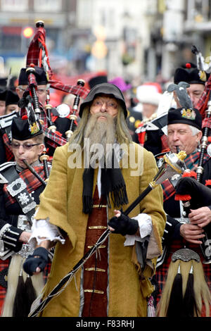 Rochester, Kent, le 5 décembre. Le premier jour du week-end annuel du festival de Noël de Dickens commence avec des défilés en bas de la rue principale, la musique et du divertissement pour les milliers de visiteurs - avec un peu de neige artificielle. Le groupe mène Fagin Crédit : PjrNews/Alamy Live News Banque D'Images