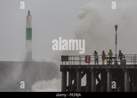 Pays de Galles, Royaume-Uni. Le 05 décembre 2015, la 4e Desmond tempête nommée récentes tempêtes apporte force de coup de vent et une mer agitée à Aberystwyth, les voies de la jetée, près de l'entrée du port que les piétons se regarder. Crédit : Ian Jones/Alamy Live News Banque D'Images