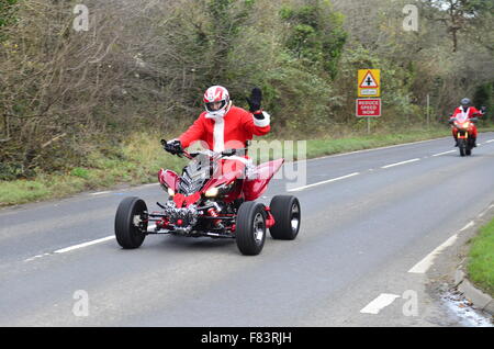 Bristol, Royaume-Uni. Le 05 mai 2015. Les motards habillés en Père Noël vu à Long Ashton Coombe Clarken. Crédit : Robert Timoney/Alamy Live News Banque D'Images