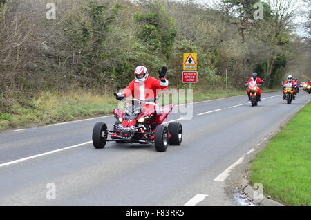 Bristol, Royaume-Uni. Le 05 mai 2015. Les motards habillés en Père Noël vu à Long Ashton Coombe Clarken. Crédit : Robert Timoney/Alamy Live News Banque D'Images