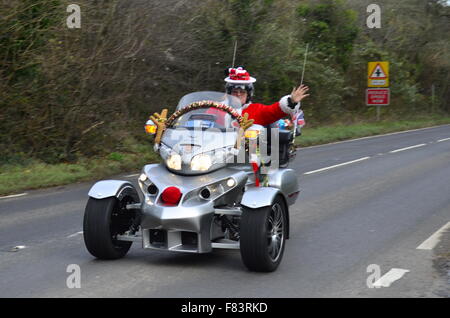 Bristol, Royaume-Uni. Le 05 mai 2015. Les motards habillés en Père Noël vu à Long Ashton Coombe Clarken. Crédit : Robert Timoney/Alamy Live News Banque D'Images