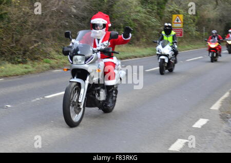 Bristol, Royaume-Uni. Le 05 mai 2015. Les motards habillés en Père Noël vu à Long Ashton Coombe Clarken. Crédit : Robert Timoney/Alamy Live News Banque D'Images