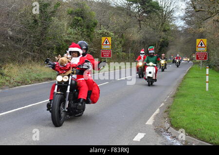 Bristol, Royaume-Uni. Le 05 mai 2015. Les motards habillés en Père Noël vu à Long Ashton Coombe Clarken. Crédit : Robert Timoney/Alamy Live News Banque D'Images