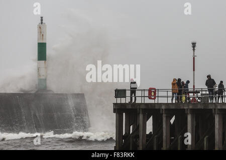Pays de Galles, Royaume-Uni. Le 05 décembre 2015, la 4e Desmond tempête nommée récentes tempêtes apporte force de coup de vent et une mer agitée à Aberystwyth, les voies de la jetée, près de l'entrée du port que les piétons se regardant sur la côte ouest du pays de Galles. Crédit : Ian Jones/Alamy Live News Banque D'Images