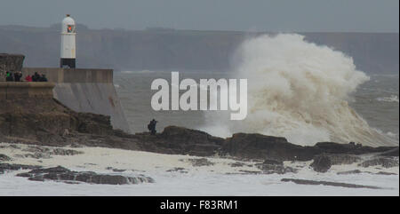 Porthcawl, Pays de Galles, Royaume-Uni, 5 décembre 2015. Un photographe se met en danger pour capturer les énormes vagues battant la côte sud du Pays de Galles. Crédit : Tom Guy/Alamy Live News Banque D'Images