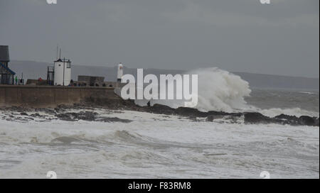 Porthcawl, Pays de Galles, Royaume-Uni, 5 décembre 2015. Un photographe se met en danger pour capturer les énormes vagues battant la côte sud du Pays de Galles. Crédit : Tom Guy/Alamy Live News Banque D'Images