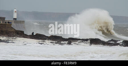 Porthcawl, Pays de Galles, Royaume-Uni, 5 décembre 2015. Un photographe se met en danger pour capturer les énormes vagues battant la côte sud du Pays de Galles. Crédit : Tom Guy/Alamy Live News Banque D'Images