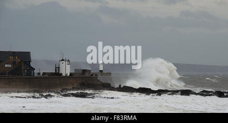 Porthcawl, Pays de Galles, Royaume-Uni, 5 décembre 2015. Un photographe se met en danger pour capturer les énormes vagues battant la côte sud du Pays de Galles. Crédit : Tom Guy/Alamy Live News Banque D'Images
