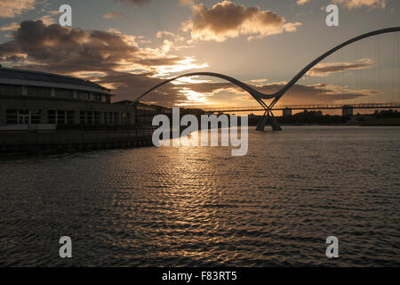 Le soleil sur le pont de l'infini, Stockton-on-Tees, Angleterre du Nord-Est, Royaume-Uni Banque D'Images