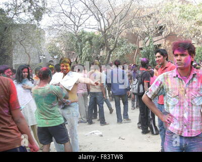 Festival Holi (couleur) célébration de l'université Jawaharlal nehry, New Delhi Inde Banque D'Images