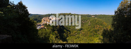 La ville historique de calcata, entouré par une réserve naturelle et assis sur un affleurement rocheux défensifs Banque D'Images