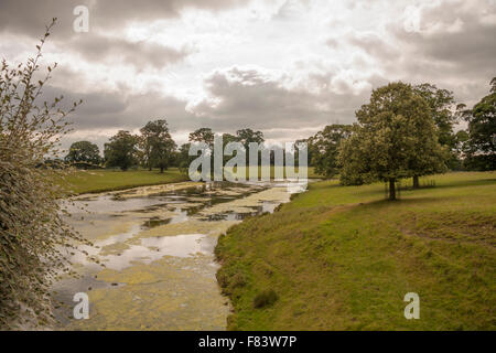 Vue panoramique à partir des terrains de Raby Castle,Staindrop,Angleterre,UK montrant le lac et le ciel rempli de nuages Banque D'Images