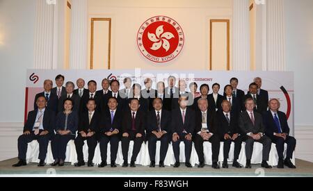 Hong Kong. 5 déc, 2015. Chef de l'exécutif de Hong Kong Leung Chun-ying (5e R avant) pose pour une photo de groupe avec les académiciens et invités lors de la cérémonie d'inauguration de l'Académie des Sciences de Hong Kong, à Hong Kong, Chine du Sud, 5 décembre 2015. Source : Xinhua/Alamy Live News Banque D'Images