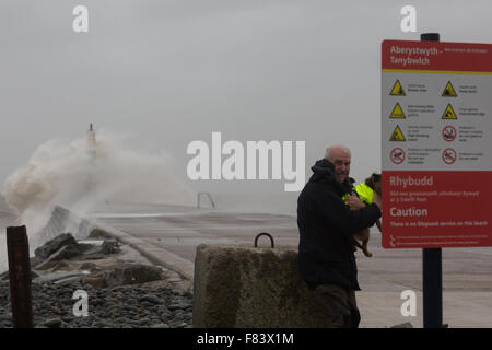 Pays de Galles, Royaume-Uni. Le 05 décembre 2015, la 4e Desmond tempête nommée récentes tempêtes apporte force de coup de vent et une mer agitée à Aberystwyth, les voies de la jetée, près de l'entrée du port sur la côte ouest du pays de Galles. Crédit : Ian Jones/Alamy Live News Banque D'Images