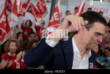 Mallorca, Espagne. 5 déc, 2015. Espagne"s le parti socialiste (PSOE) Chef Pedro Sanchez gestes dans un rassemblement politique à Inca sur l'île des Baléares de Majorque espagnol. L'Espagne se rendront aux urnes pour des élections générales du 20 décembre. Credit : zixia/Alamy Live News Banque D'Images