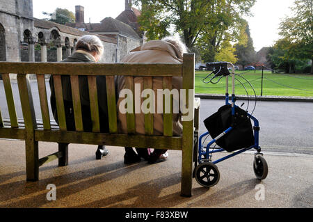 Vieux couple sittting sur un banc et dormir Banque D'Images