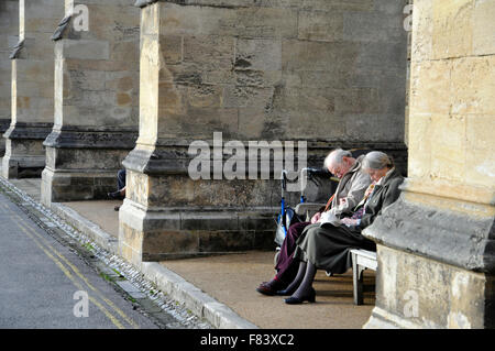 Vieux couple sittting sur un banc et dormir Banque D'Images