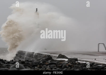 Pays de Galles, Royaume-Uni. Le 05 décembre 2015, la 4e Desmond tempête nommée récentes tempêtes apporte force de coup de vent et une mer agitée à Aberystwyth, les voies de la jetée, près de l'entrée du port. Crédit : Ian Jones/Alamy Live News Banque D'Images