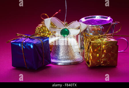 Détails de l'arbre de Noël décoré d'ornements, partiellement éclairé. Banque D'Images