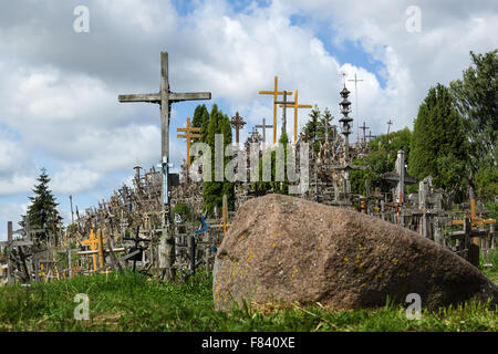 La pierre avec les crucifixions situé près de c'est une croyance et un culte Banque D'Images